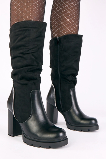 Schwarze Stiefel mit...