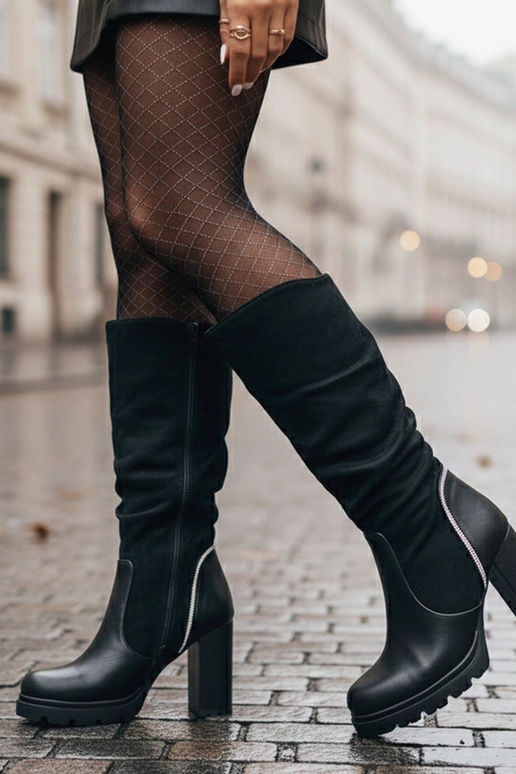 Schwarze Stiefel mit Absatz, verziert...