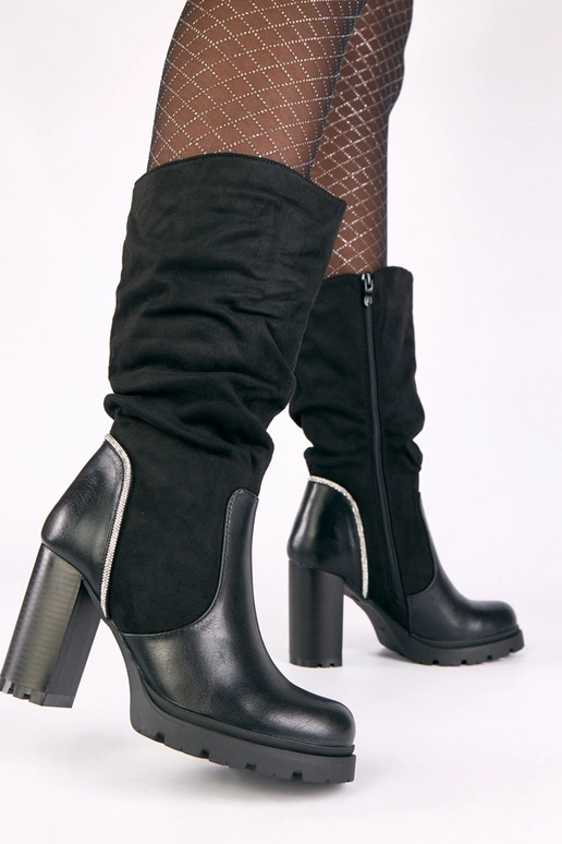 Schwarze Stiefel mit Absatz, verziert...