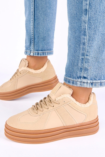 Sandfarbene Sport-Schuhe... 2