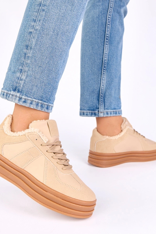 Sandfarbene Sport-Schuhe mit Futter...