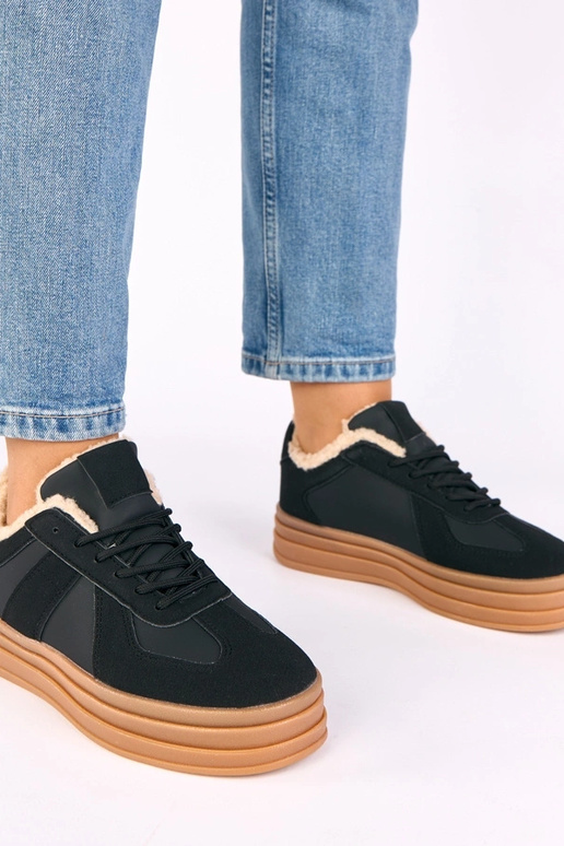 Schwarze Sport-Schuhe mit Futter aus...