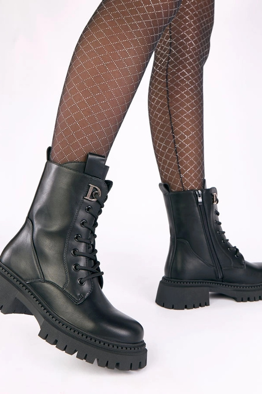 Schwarze Stiefeletten auf Plateau mit...