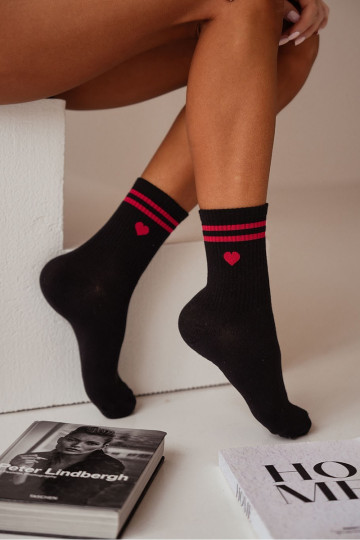 Schwarze Damensocken aus Leinen mit Herzen und Streifen