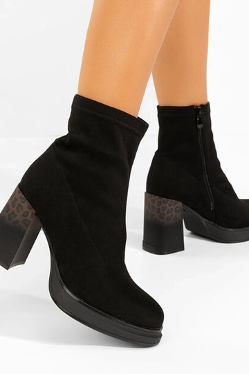 Schwarze Stiefel mit Absatz...