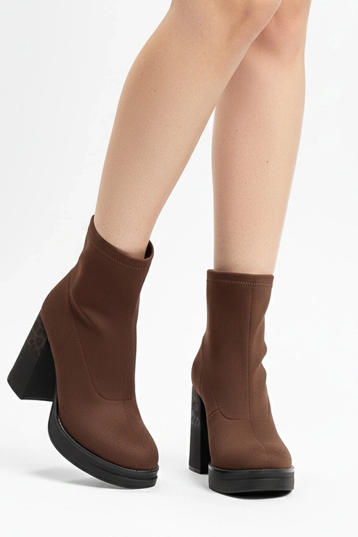 Braune Stiefel mit Absatz im...