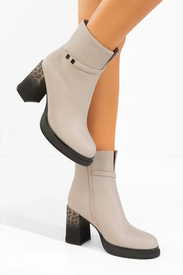 Graue Stiefel mit Absatz im... 2