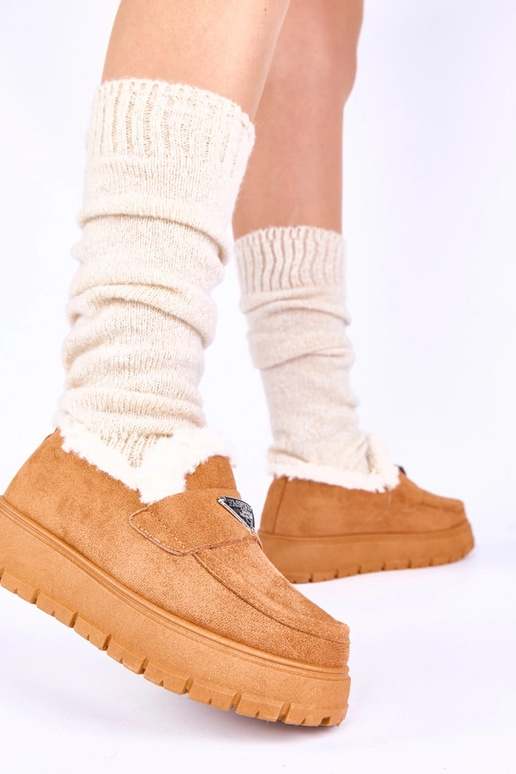 Braune Mokassins auf Plattform mit...