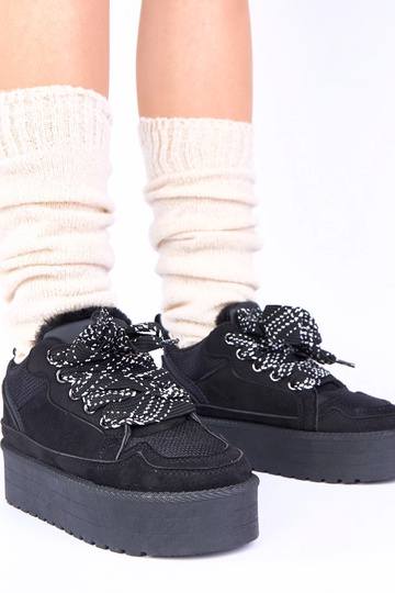 Schwarze Freizeitschuhe auf...