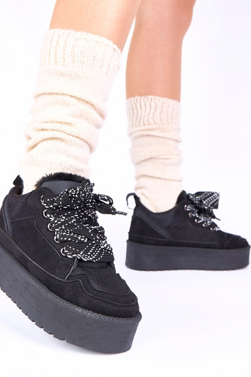 Schwarze Freizeitschuhe auf Plattform mit dekorativen Schnürsenkeln Sesuna 2