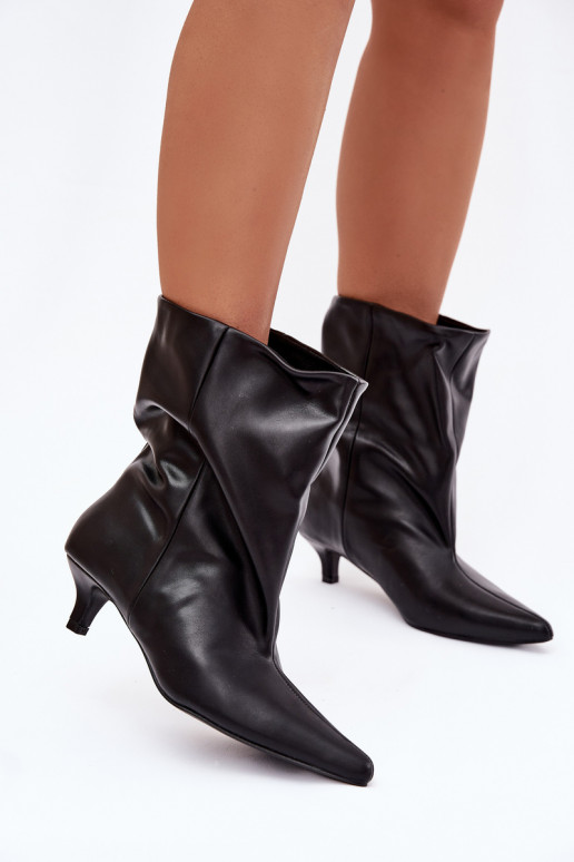 Schwarze Damen Halbstiefel mit niedrigem Absatz und lockerem Schaft Jessalia