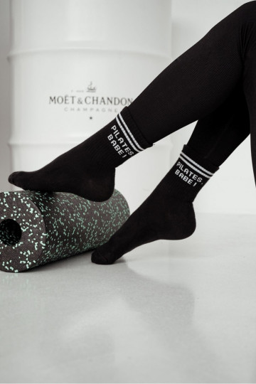 Damen-Socken mit dem Aufdruck „PILATES, BABE!" in schwarzer Farbe