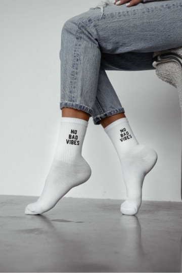 Damen-Socken mit dem Aufdruck „NO BAD VIBES" in weißer Farbe