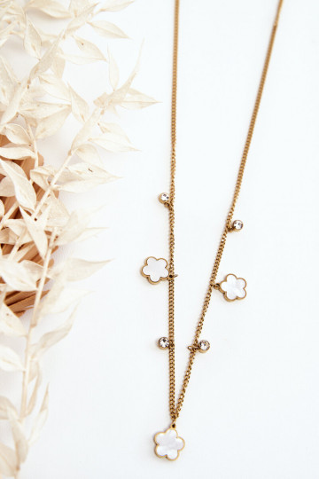 Damenkette mit Rüstung und weißen Blumen in Goldfarbe