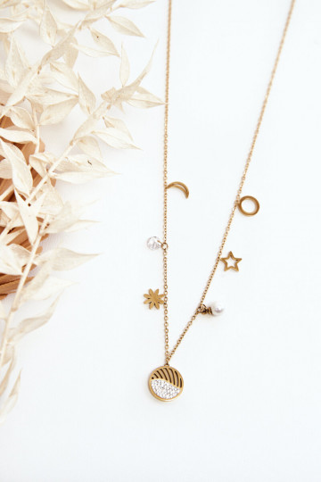 Damenkette mit modischen Anhängern in Goldfarbe