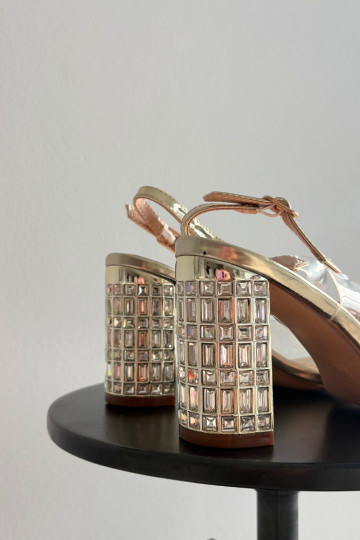 Sandalen mit Absatz und glänzenden Steinen D&A MR52-237, gold 2