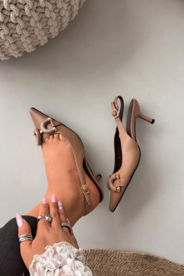 Damensandalen mit dünnen Absätzen Mit Dekorationen Detalem braune Farbe Brienne