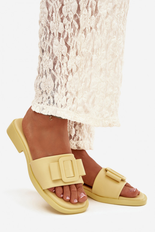 Damenhausschuhe mit breiten Absätzen mit Schnallen gelbe Farbe Melivra