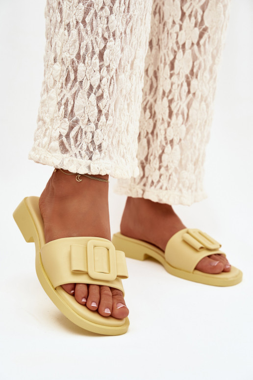 Damenhausschuhe mit breiten Absätzen mit Schnallen gelbe Farbe Melivra