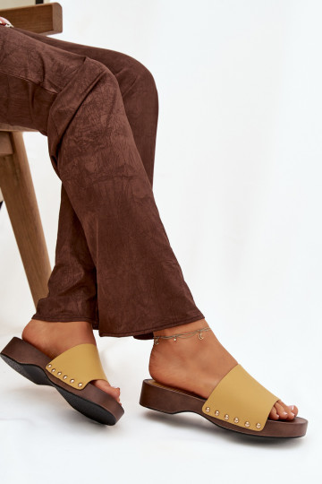 Damenhausschuhe mit Nieten gelbe Farbe Terissa