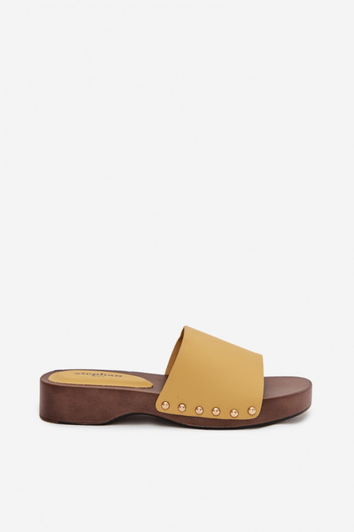 Damenhausschuhe mit Nieten gelbe Farbe Terissa