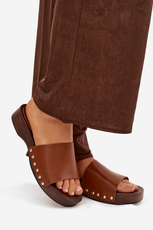 Damenhausschuhe mit Nieten braune Farbe Terissa