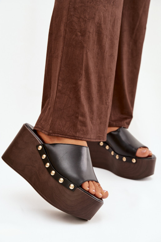 Damenhausschuhe Auf einem Keil mit Nieten schZuarze Farbe Es mussreline