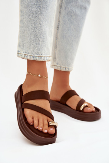 Damen schokoladenfarbene Pantoletten mit Riemchen und goldfarbenen Details Farielle 2