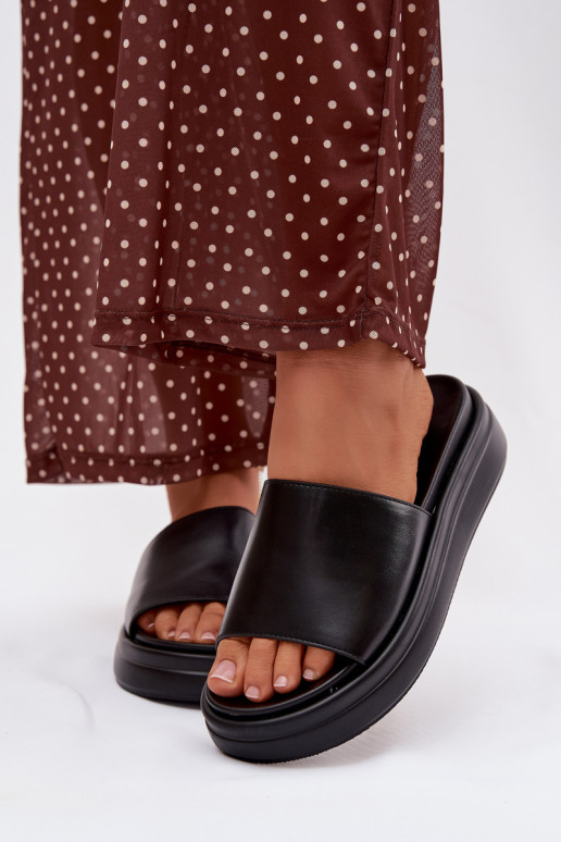 Damenhausschuhe mit einer Plattform schZuarze Farbe Tanelisse