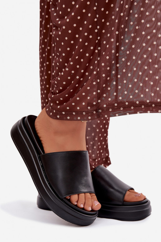 Damenhausschuhe mit einer Plattform schZuarze Farbe Tanelisse