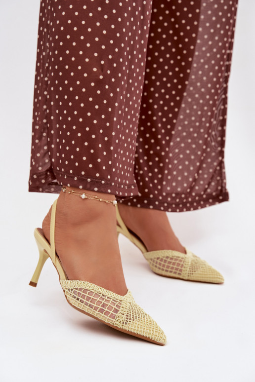 Sandalen mit durchbrochenen Elementen mit dünnen Absätzen gelbe Farbe Hanelis