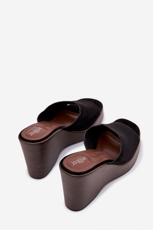 Damenhausschuhe Auf einem Keil schZuarze Farbe Ravelia