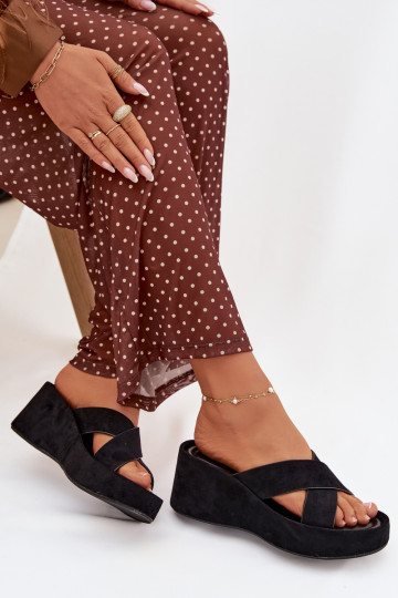 Damenhausschuhe Auf einem Keilaus Öko-INildlederu schZuarze Farbe Calorine