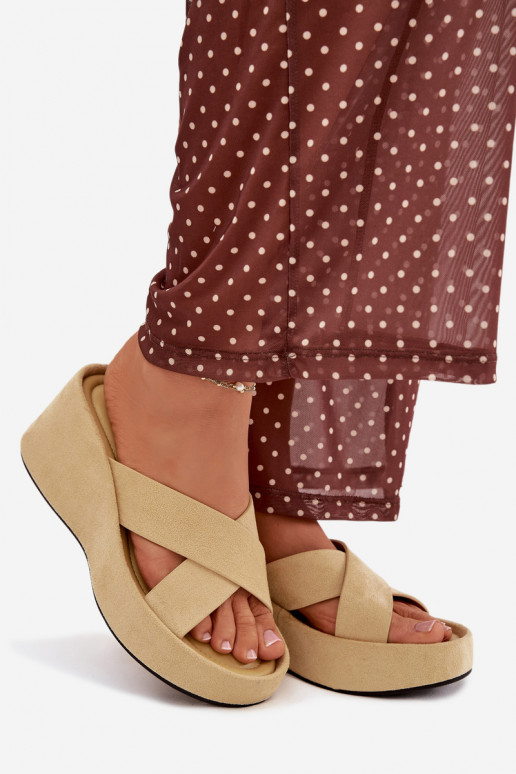 Damenhausschuhe Auf einem Keilaus Öko-INildlederu gelbe Farbe Calorine