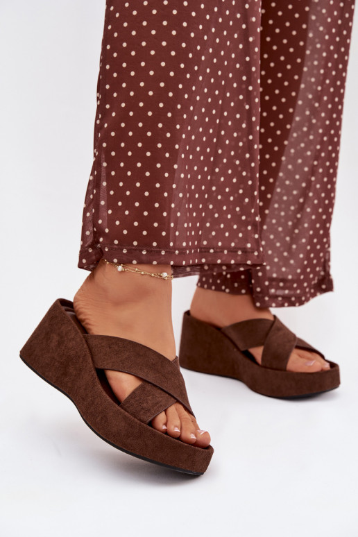 Damenhausschuhe Auf einem Keilaus Öko-INildlederu CzekoladoZue Calorine