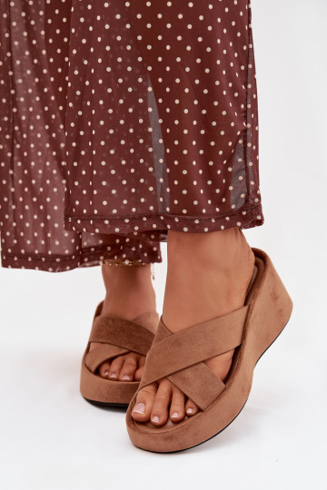 Damenhausschuhe Auf einem Keilaus Öko-INildlederu braune Farbe Calorine