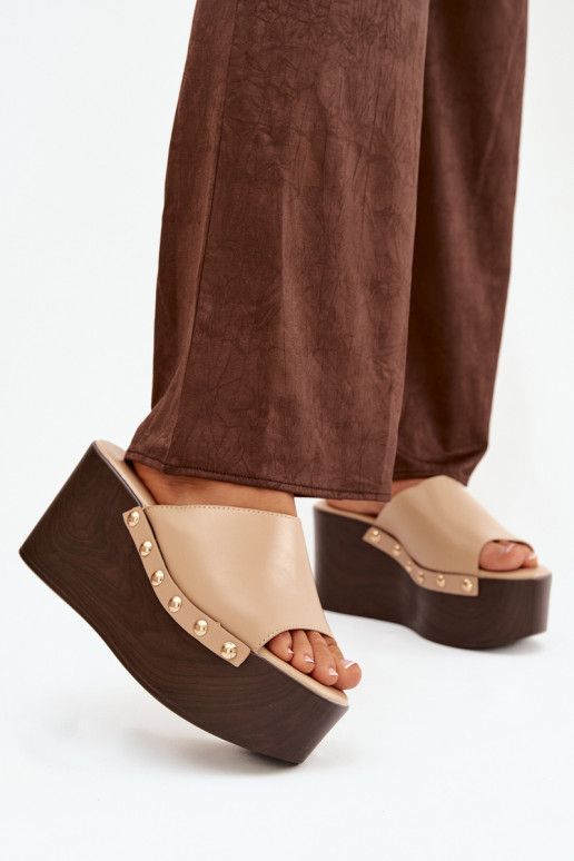 Damenhausschuhe Auf einem Keil mit Nieten Beige Es mussreline