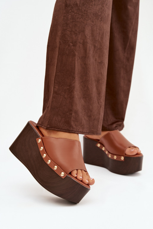 Damenhausschuhe Auf einem Keil mit Nieten braune Farbe Es mussreline