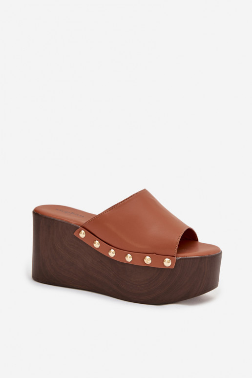 Damenhausschuhe Auf einem Keil mit Nieten braune Farbe Es mussreline