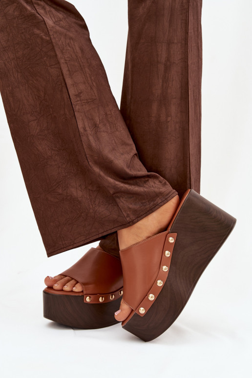 Damenhausschuhe Auf einem Keil mit Nieten braune Farbe Es mussreline