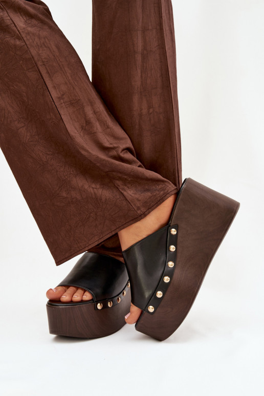 Damenflip-Flops mit Plattform und Nieten in Schwarz Taireline