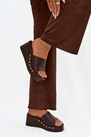 Damenflip-Flops mit Plattform und goldenen Nieten in Schokoladenfarbe Arionne