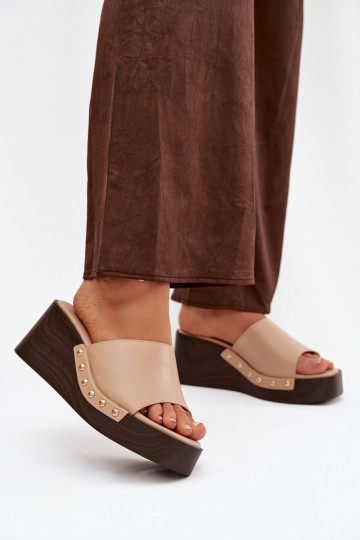 Damenflip-Flops mit Plattform und goldenen Nieten in Sandfarbe Arionne 2