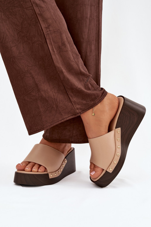 Damenflip-Flops mit Plattform und goldenen Nieten in Sandfarbe Arionne