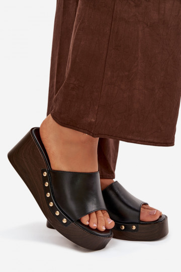 Damenflip-Flops mit Plattform und goldenen Nieten in Schwarz Arionne