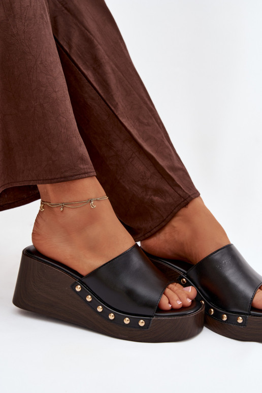 Damenflip-Flops mit Plattform und goldenen Nieten in Schwarz Arionne