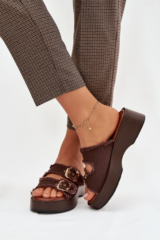 Damen-Pantoletten mit Plateau in Goldfarbe und Schokoladenschnallen