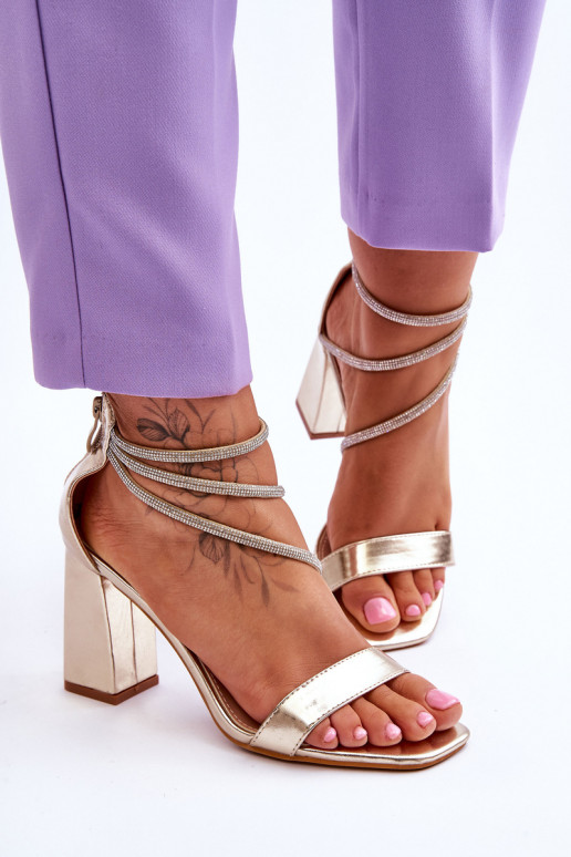 modische Sandalen mit blitzenden Augen goldene Farbe Carma