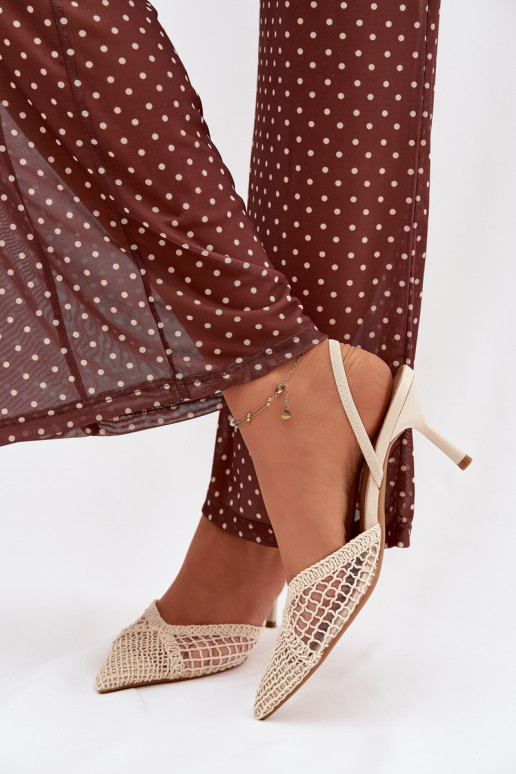 Elfenbeinfarbene „Hanelis" Sandalen mit Lochmusterelementen und dünnen Absätzen