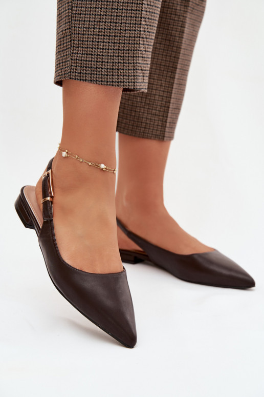 Schokoladenfarbene Iverelle Ballerinas mit goldenen Schnallen